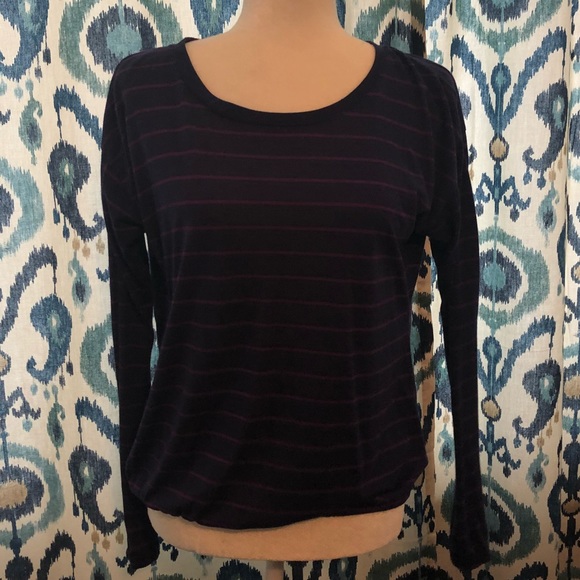 Oakley workout shirt! Cut out back - Picture 1 of 3